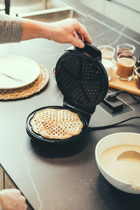 SEVERIN WAFLOWNICA, KSZTAŁT GOFRÓW SERCE, STAL, POWŁOKA ZAPOBIEGA. PRZYWIERANIU, MOC 1300W WA2103 SEVERIN WAFLOWNICA, KSZTAŁT GOFRÓW SERCE, STAL, POWŁOKA ZAPOBIEGA. PRZYWIERANIU, MOC 1300W WA2103