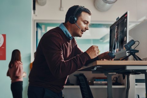 Słuchawki Poly Voyager Focus 2 UC Headset +USB-A to USB-C Cable +Charging Stand Retail Packaging Słuchawki Poly Voyager Focus 2 UC Headset +USB-A to USB-C Cable +Charging Stand Retail Packaging