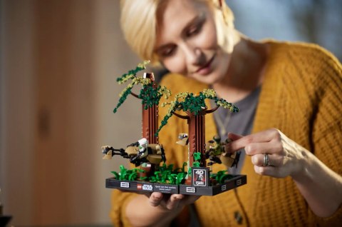 LEGO Star Wars 75353 Diorama: Pościg na ścigaczu przez Endor LEGO Star Wars 75353 Diorama: Pościg na ścigaczu przez Endor